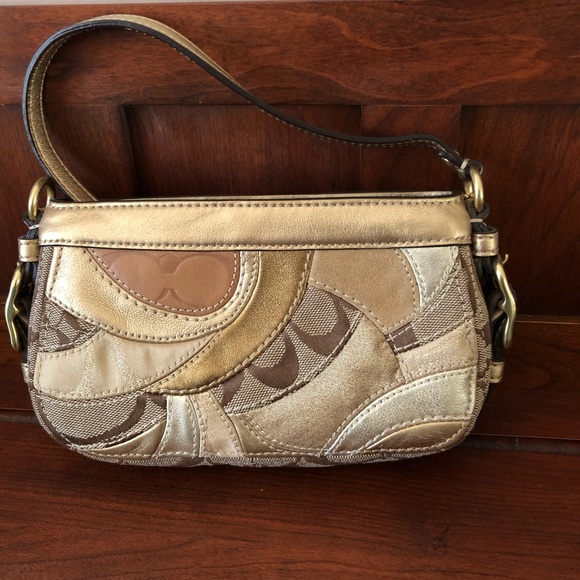 Coach capacity wristlet - Picture 1 of 3